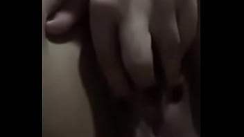 Mojando mi vagina en aislamiento