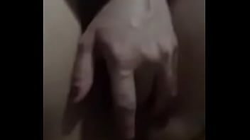 Mojando mi vagina en aislamiento