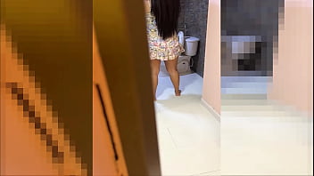 Atrapo a mi madrastra caliente de culo enorme fortandose el coño en el baño y le presto mi verga para que se le baje la calentura