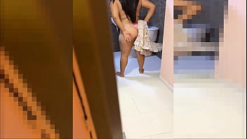 Atrapo a mi madrastra caliente de culo enorme fortandose el coño en el baño y le presto mi verga para que se le baje la calentura