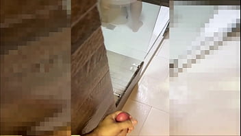 Atrapo a mi madrastra caliente de culo enorme fortandose el coño en el baño y le presto mi verga para que se le baje la calentura