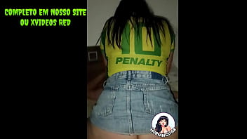 Casada recebe um presente de halloween ela se lambusou com a gostosura