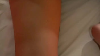 Frotando mi polla sobre el coño apretado y suave de mi hermanastra virgen no pude evitar venirme