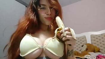 Novinha balançando os peitos com banana na mão