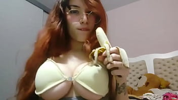 Novinha balançando os peitos com banana na mão