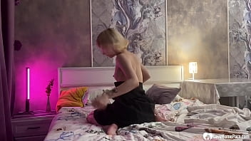 Teen hottie fingers her pussy nice