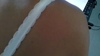 Mi masturbo e godo giocando per voi