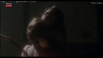 Menina molhada faz sexo de quatro