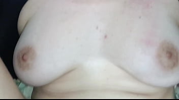 Safada branquinha colocou a mascara para o marido não reconhecer aqui ela sofre na rola grande e grossa