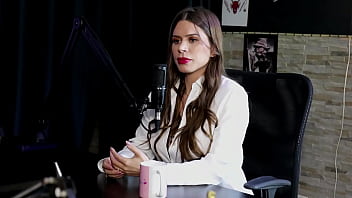 Morena mostra sua linda buceta e recebe uma massagem após dizer que recebeu dicas de outros criadores tirou a roupa na yoga e se acha mercenária pati ferraz watch sheer red