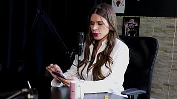 Morena mostra sua linda buceta e recebe uma massagem após dizer que recebeu dicas de outros criadores tirou a roupa na yoga e se acha mercenária pati ferraz watch sheer red