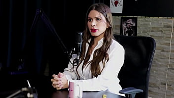 Morena mostra sua linda buceta e recebe uma massagem após dizer que recebeu dicas de outros criadores tirou a roupa na yoga e se acha mercenária pati ferraz watch sheer red