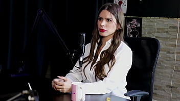 Morena mostra sua linda buceta e recebe uma massagem após dizer que recebeu dicas de outros criadores tirou a roupa na yoga e se acha mercenária pati ferraz watch sheer red