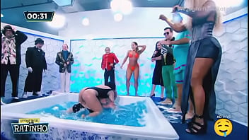 Rhenata schmidt & mulher melão na banheira