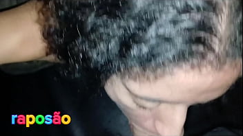 Ela chupou o raposao até beber o leite no evento