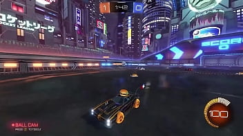 Gorda cachonda jugando videojuegos haciendo cosas cochinas