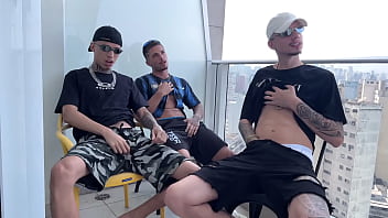 O Que Três Machos Sozinhos Faz De Melhor Desvaziam Os Sacos thumbnail