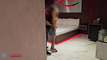 Corno fica espiando a esposa namorar o amante