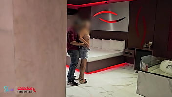 Corno fica espiando a esposa namorar o amante