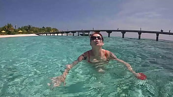 Il fait chaud viens te rafraichir avec moi dans les eaux turquoises des