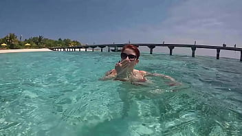 Il fait chaud viens te rafraichir avec moi dans les eaux turquoises des