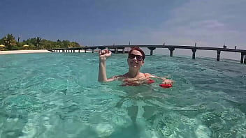 Il fait chaud viens te rafraichir avec moi dans les eaux turquoises des