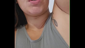 Gosto quando esfregam o pau nas minhas axilas