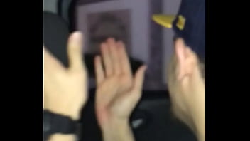 Homens brancos acordam o amigo na porta do condominio no edson queiroz fortaleza