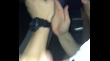 Homens brancos acordam o amigo na porta do condominio no edson queiroz fortaleza