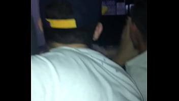 Homens brancos acordam o amigo na porta do condominio no edson queiroz fortaleza