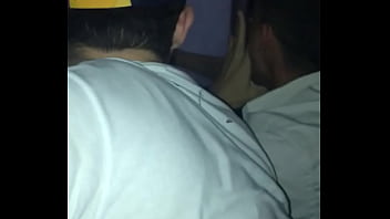 Homens brancos acordam o amigo na porta do condominio no edson queiroz fortaleza