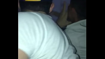 Homens brancos acordam o amigo na porta do condominio no edson queiroz fortaleza