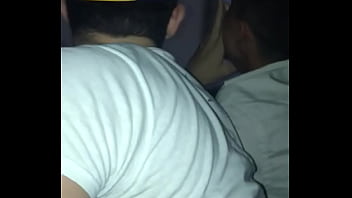 Homens brancos acordam o amigo na porta do condominio no edson queiroz fortaleza