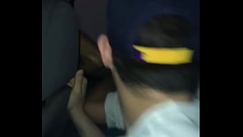 Homens brancos acordam o amigo na porta do condominio no edson queiroz fortaleza Homens brancos acordam o amigo na porta do condominio no edson queiroz fortaleza
