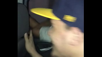 Homens brancos acordam o amigo na porta do condominio no edson queiroz fortaleza