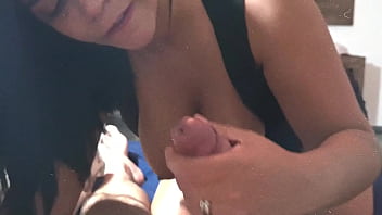 Mamada senti a mão macia e gozei na safada