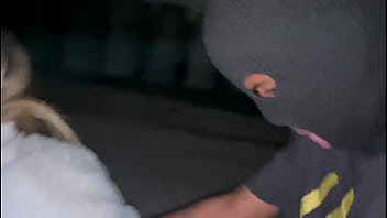 Esposa com corno encontra um fã e faz um sexo amador muito gostoso com muito esfregar esfregar mamada na frente de todos em público