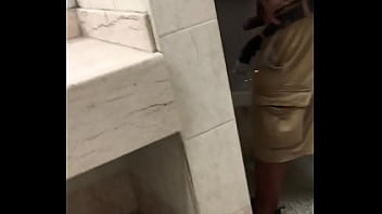 En El Baño Hetero Muestra Pito thumbnail