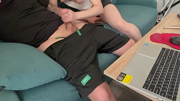 Hermanastra ninfomana no me deja trabajar y juega con mi polla hasta correrme en sus manos calientes