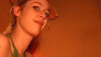 Garganta profunda de una graciosa rubia