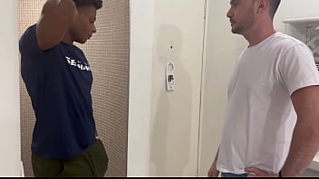 Fui fazer uma entrega na casa de um casal e acabei descendo a madeira nos 2