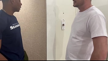 Fui fazer uma entrega na casa de um casal e acabei descendo a madeira nos 2