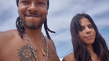 Suruba no meio da praia já é demais