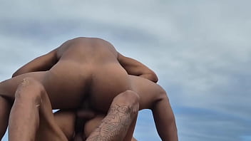 Suruba no meio da praia já é demais