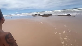 Suruba no meio da praia já é demais