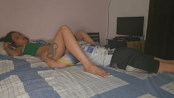 Marido flagra sapatona pegando sua esposa