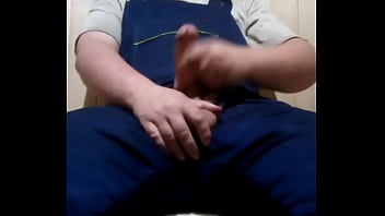 Строитель с большими яйцами и крепким членом снял на видео мастурбацию для своей невесты thumbnail