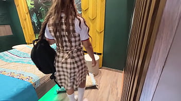 Padrastro Pervertido Mira Furtivamente A Su Hijastra Masturbandose Y No Se Aguanta Las Ganas De Meterle La Verga En El Culo thumbnail