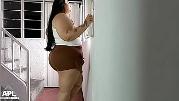 L a puta de mi vecina sabe muy bien coquetar y me muestra su gran culo para que termine follandola en casa L a puta de mi vecina sabe muy bien coquetar y me muestra su gran culo para que termine follandola en casa