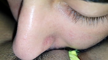 Melhor forma de acordar recebendo carinho no grelão